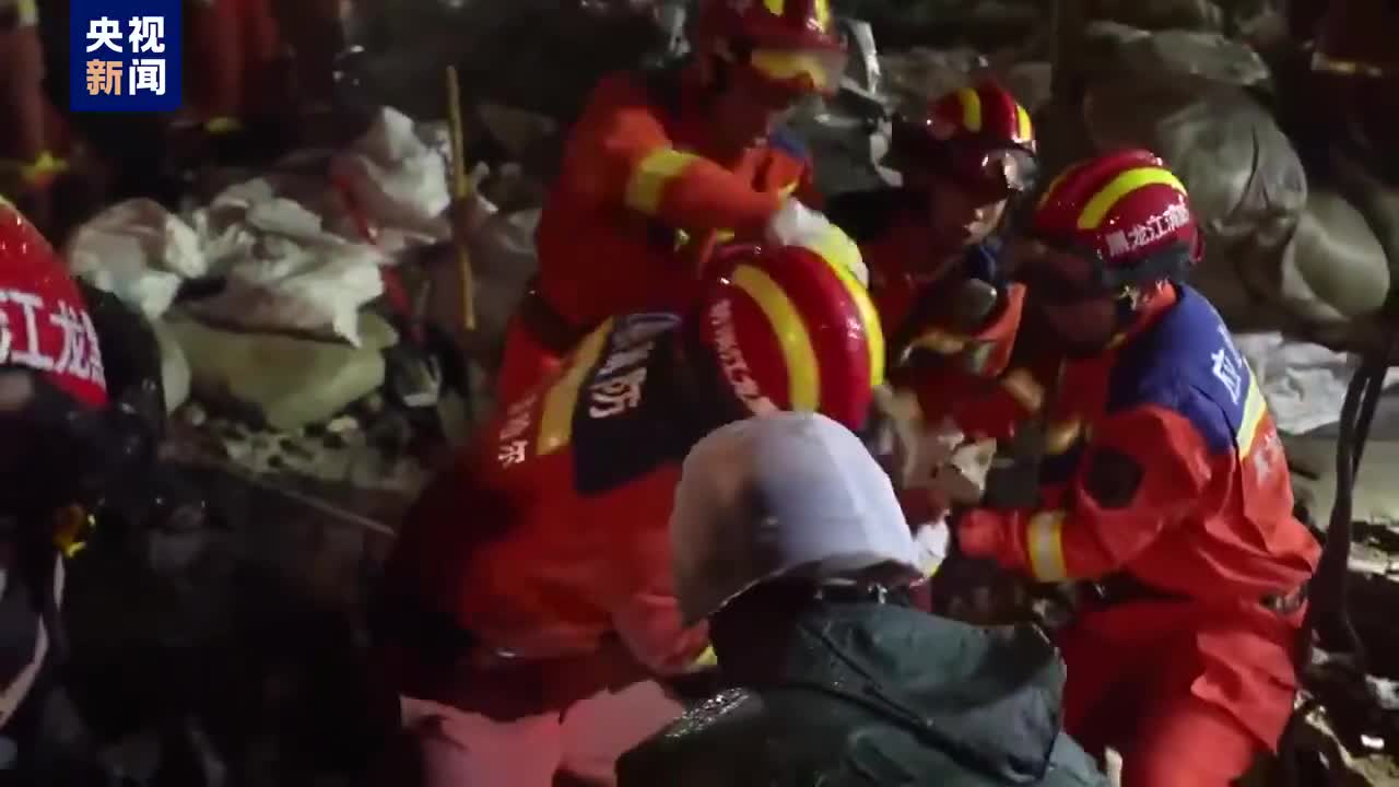 视频丨齐齐哈尔坍塌体育馆救援现场画面，事故已致10人遇难|齐齐哈尔市|消防救援|黑龙江省|屋顶坍塌事故|消防_新浪新闻