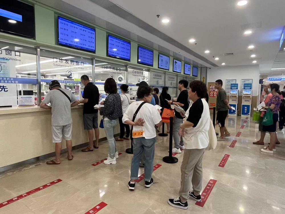 上午10时,第四人民医院门诊药房,市民正排队领药.
