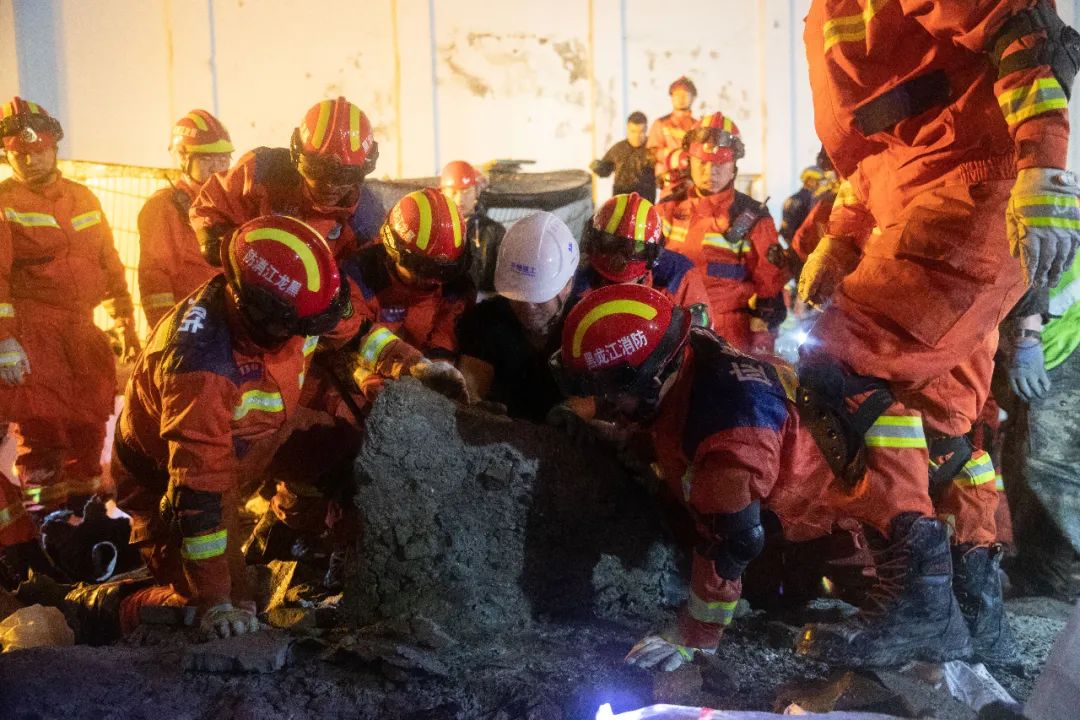 7月24日,消防救援人员在齐齐哈尔市第34中学体育馆楼顶坍塌事故现场