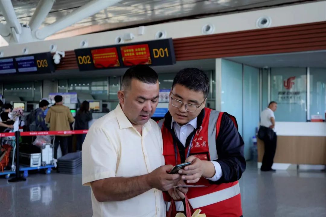 志愿者在为旅客提供问询服务拉萨贡嘎机场温馨提醒广大旅客朋友,及时
