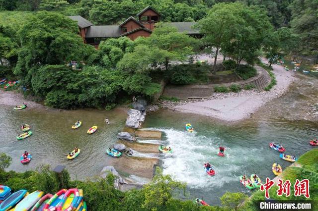 游客在贵州省施秉县杉木河景区漂流.磨桂宾摄