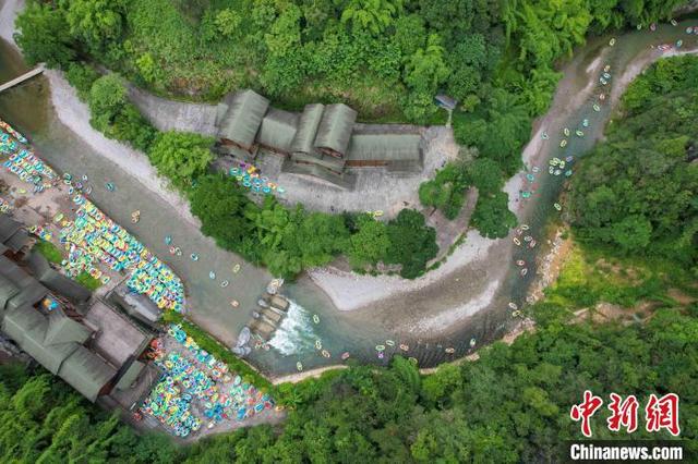 游客在贵州省施秉县杉木河景区漂流.磨桂宾摄