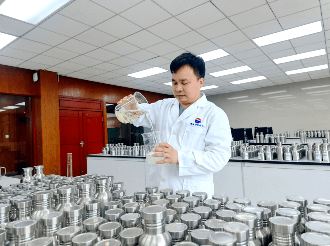 茅台特级勾兑师陈良艳入选2023年"新时代的贵州人"名单|茅台_新浪财经