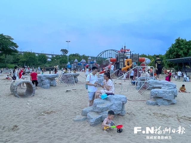 孩子们在三江口生态公园的金沙飞舞园开心玩耍.记者 王玉萍 摄