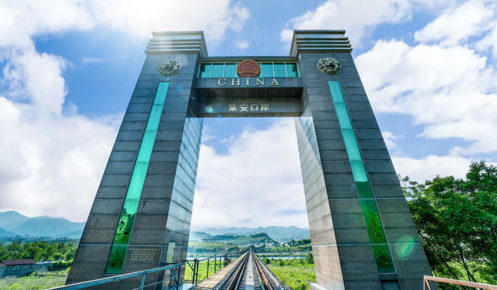 这是2023年6月17日拍摄的地处中朝边境,位于吉林省集安市的鸭绿江 