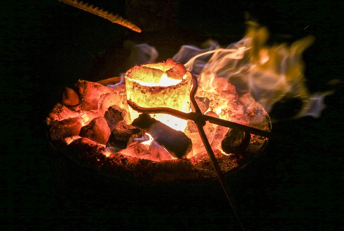 铁块在高温炉里加热成铁水