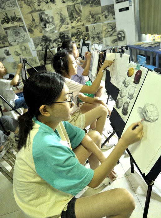 孩子们在青萍美术班学习素描知识