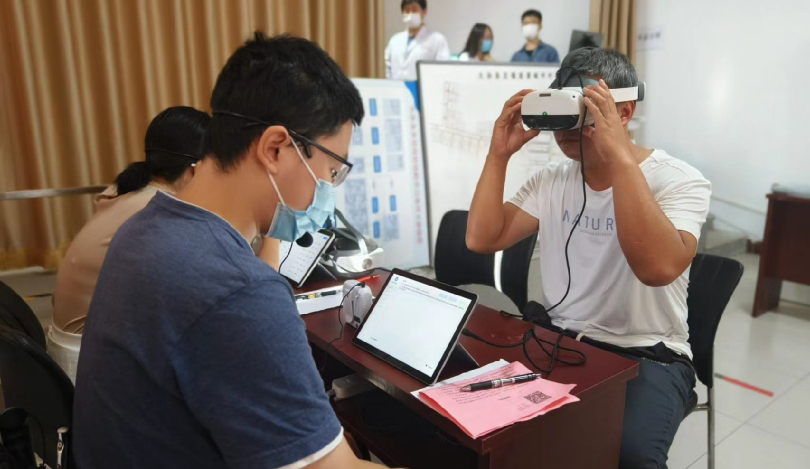 流调中的眼动检查.胡珉琦/摄