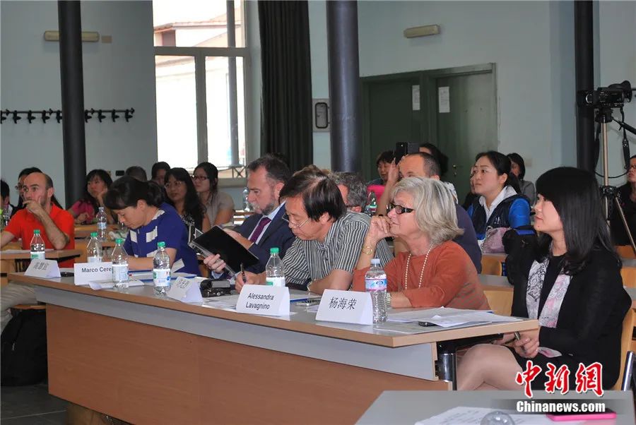 2013年全意大利首届汉语教师技能大赛现场，前排左二为意大利汉学家马克·切雷萨（Marco Ceresa）。文铮供图