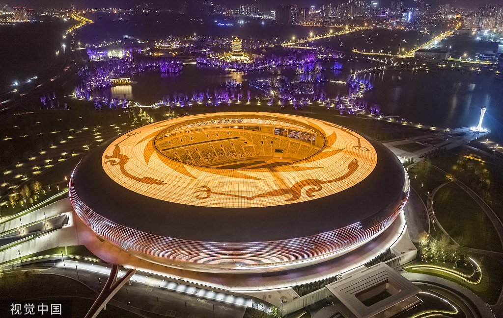 东安湖体育公园内,成都大运会主场馆点亮夜景灯光.