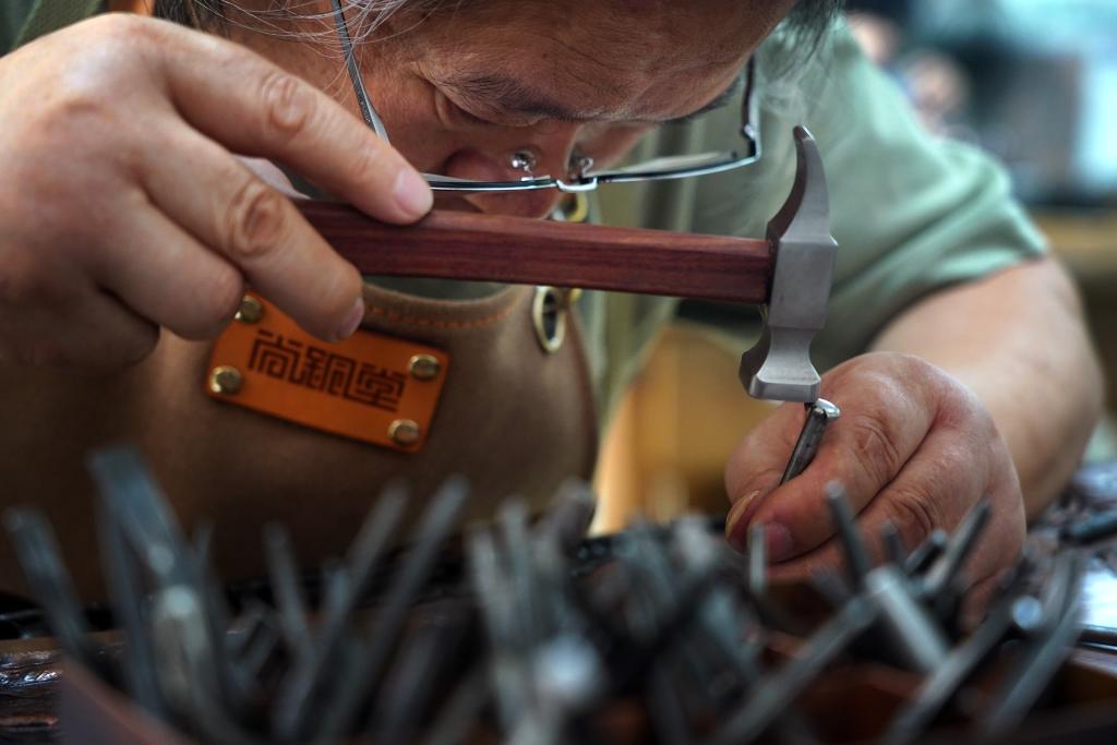 听非遗讲故事丨錾铜雕刻:千锤万錾凝匠心|匠人_新浪财经_新浪网