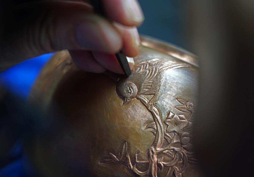 黄俊军正在精心錾刻工艺铜壶.新华社记者万象 摄