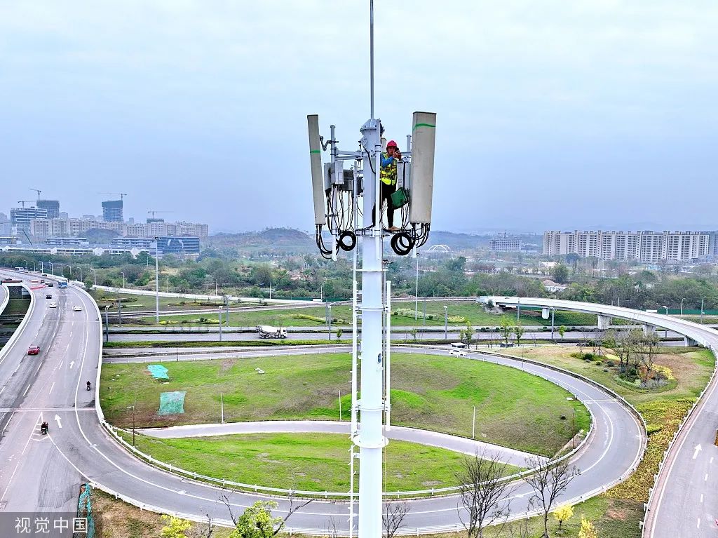 江西省赣州市,移动通信技术人员在5g基站安装调试5g信号设备