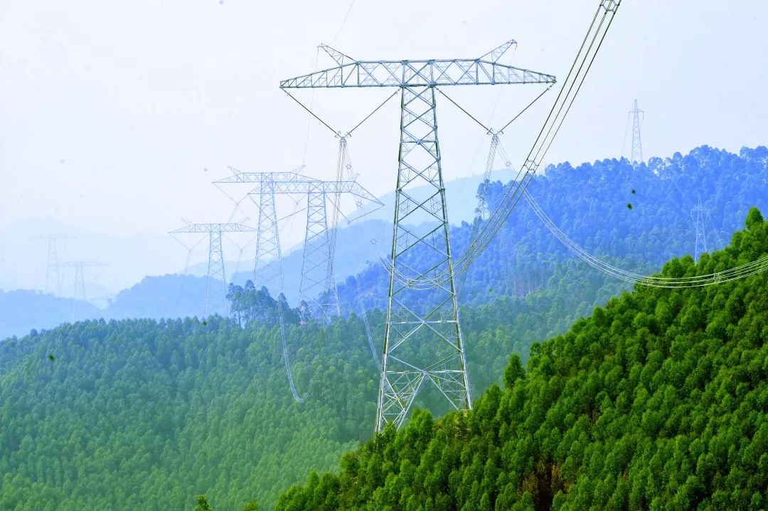 图为云广特高压直流工程输电线路在"西电东送"国家战略带动下,云南