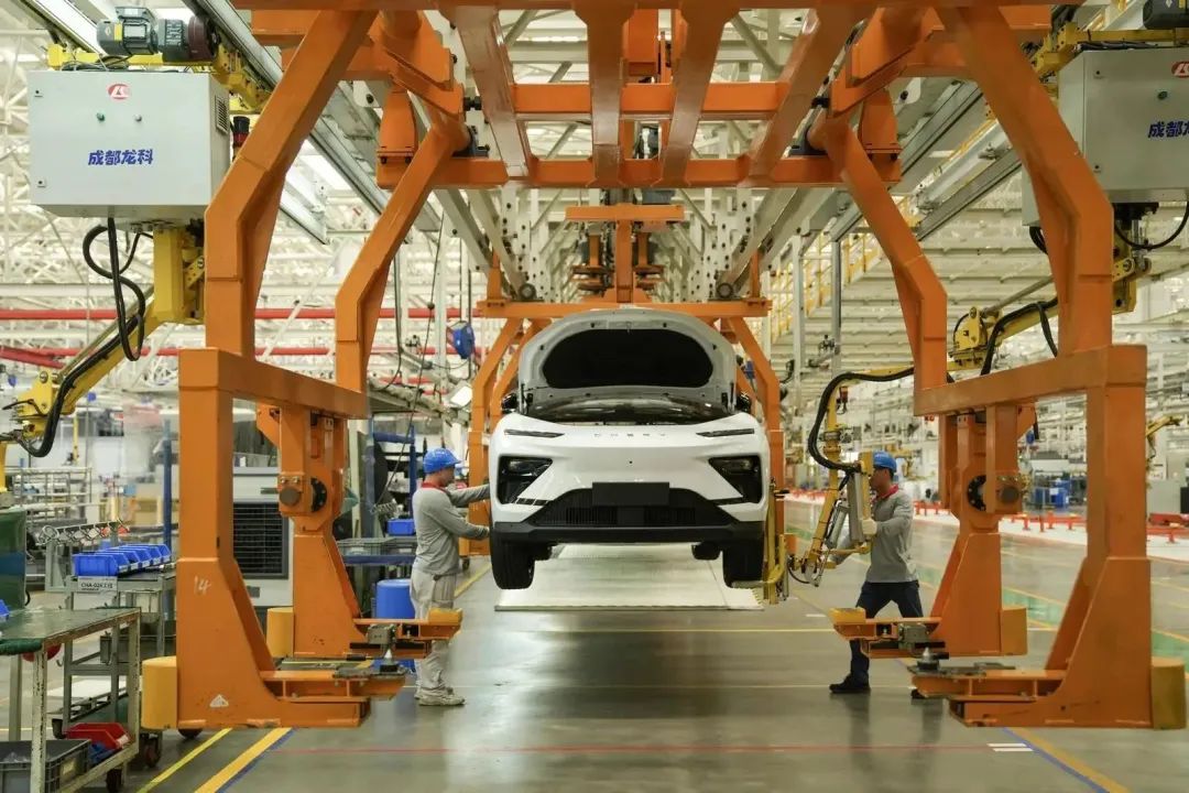 7月12日,在芜湖奇瑞新能源二期工厂,首批奇瑞eq7量产车下线.李博 摄