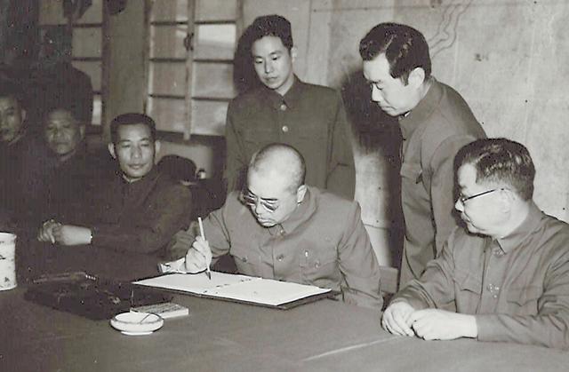 中国人民志愿军司令员彭德怀在朝鲜停战协定上签字.