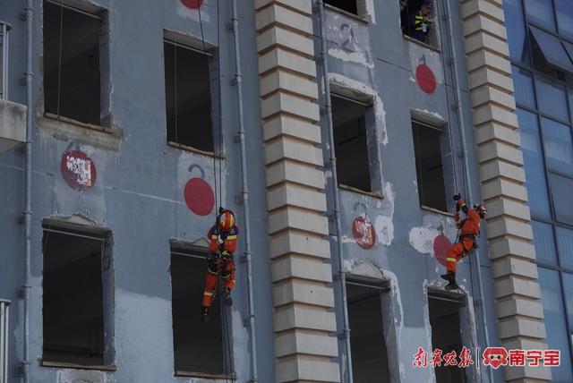 消防员仅凭一根绳索爬上10余米高的楼房