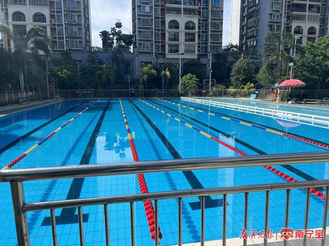 百花苑小区内的游泳池,四周林木环绕,但是仍能做到水面不见一片落叶