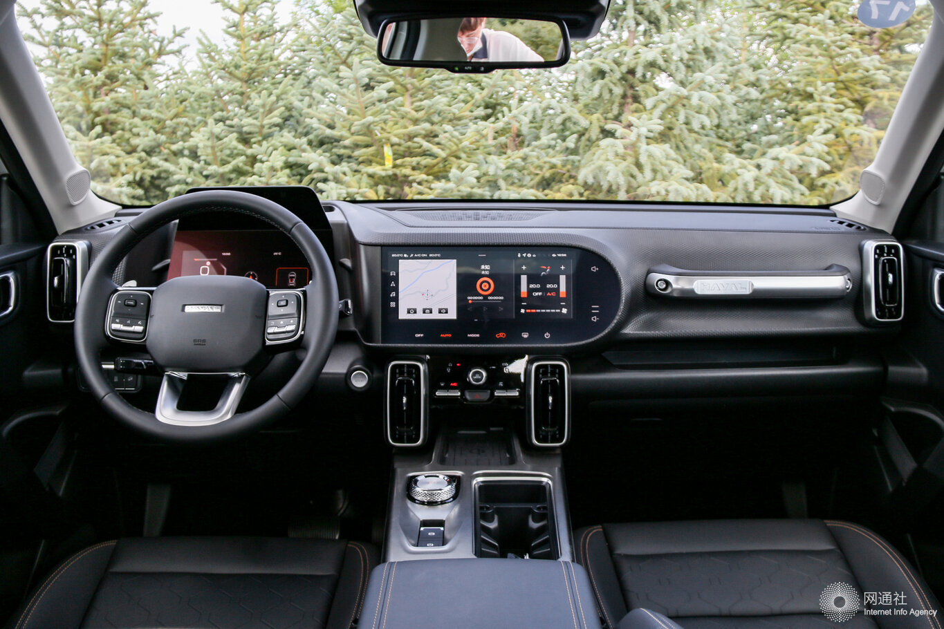 内饰方面,24款哈弗大狗内饰沿用了老款车型的设计风格,10.