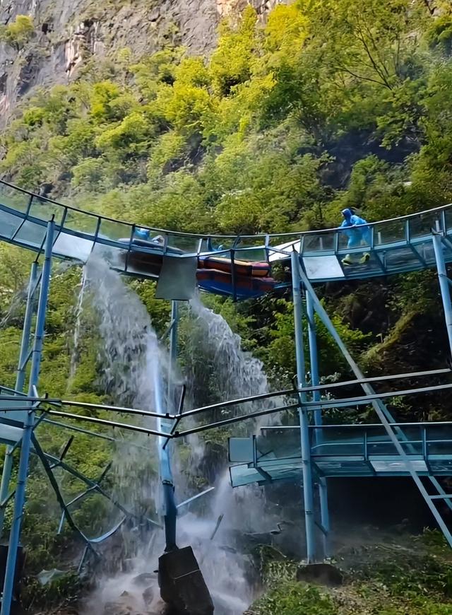 云南曲靖一景区玻璃滑道断裂,游客险些坠落_新浪财经_新浪网