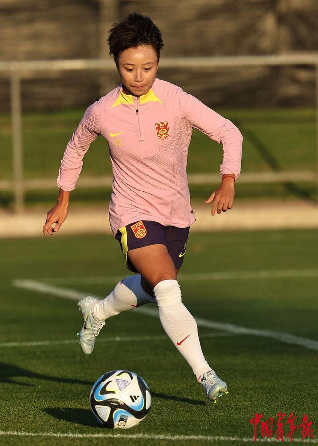 7月25日,澳大利亚阿德莱德,中国女足队员张琳艳在训练中带球.
