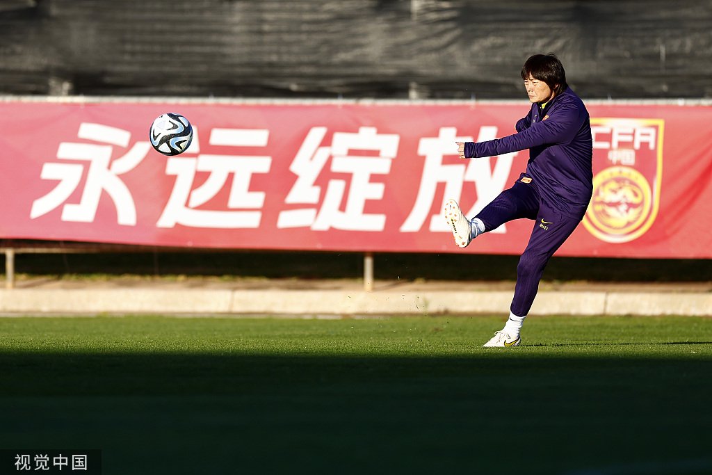 中国女足主帅水庆霞秀脚法.