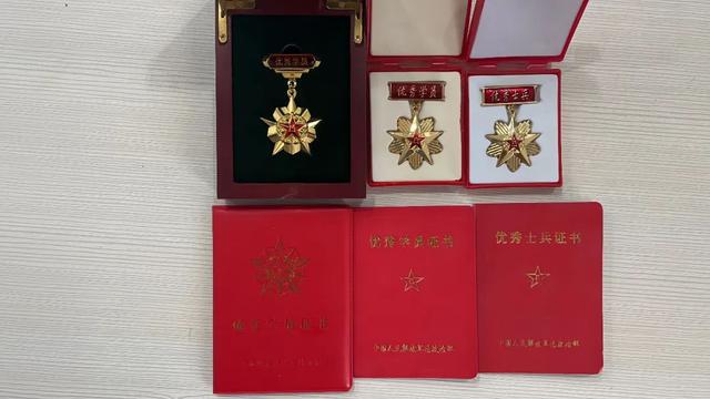 毕业后放弃了当地的岗位选择回到山东老家成为了一名公安文职虽然两人