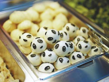 成都大运村运动员餐厅窗口供应的大熊猫造型豆包。新华社记者 郑直 摄