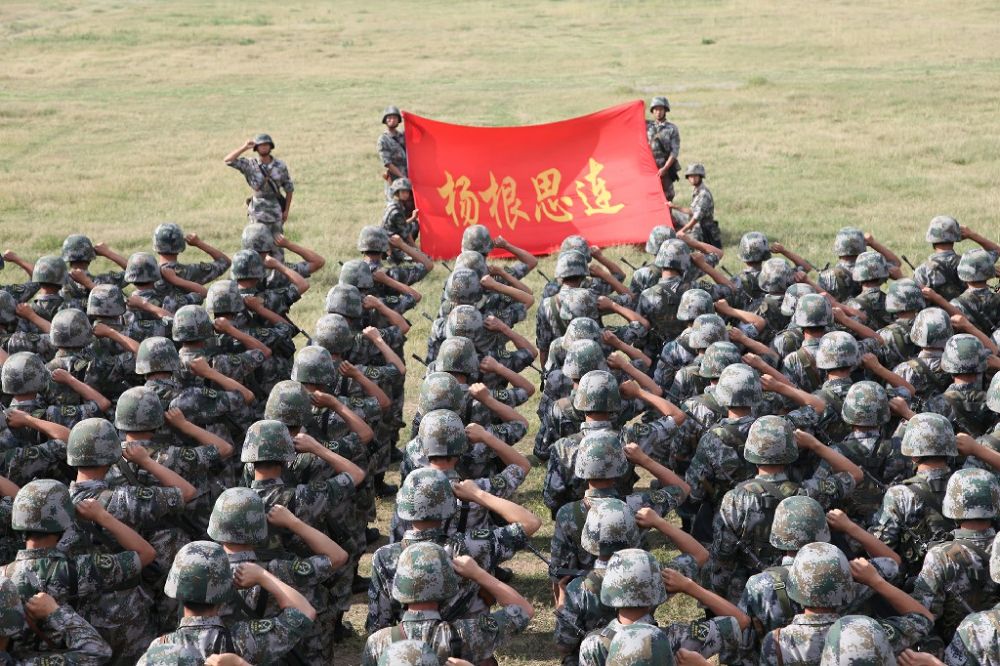 "杨根思连"官兵执行任务前向连旗宣誓(资料照片).新华社发