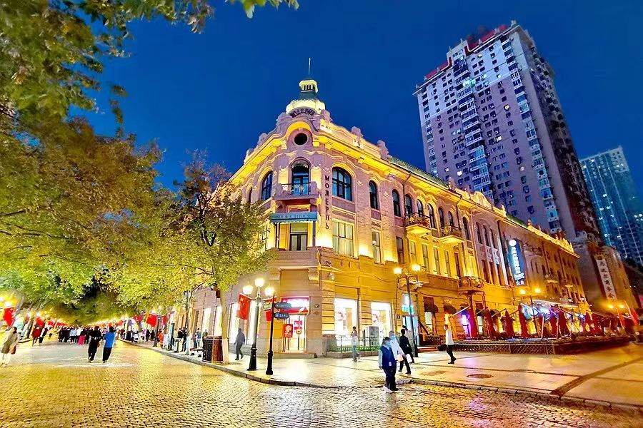 哈尔滨百年老街——中央大街夜景.