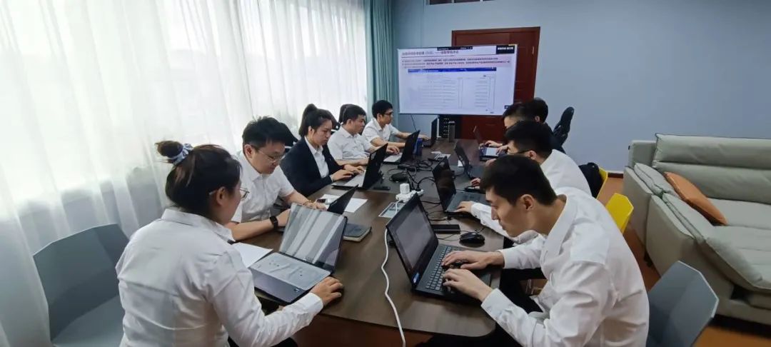 图为智能融合云通信平台项目虚拟团队正在开会讨论问题&nbsp; 陈洲/摄