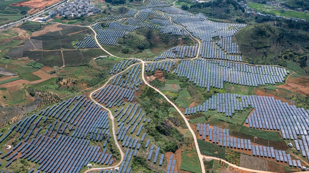 7月5日拍摄的安龙县新桥镇农村公路.