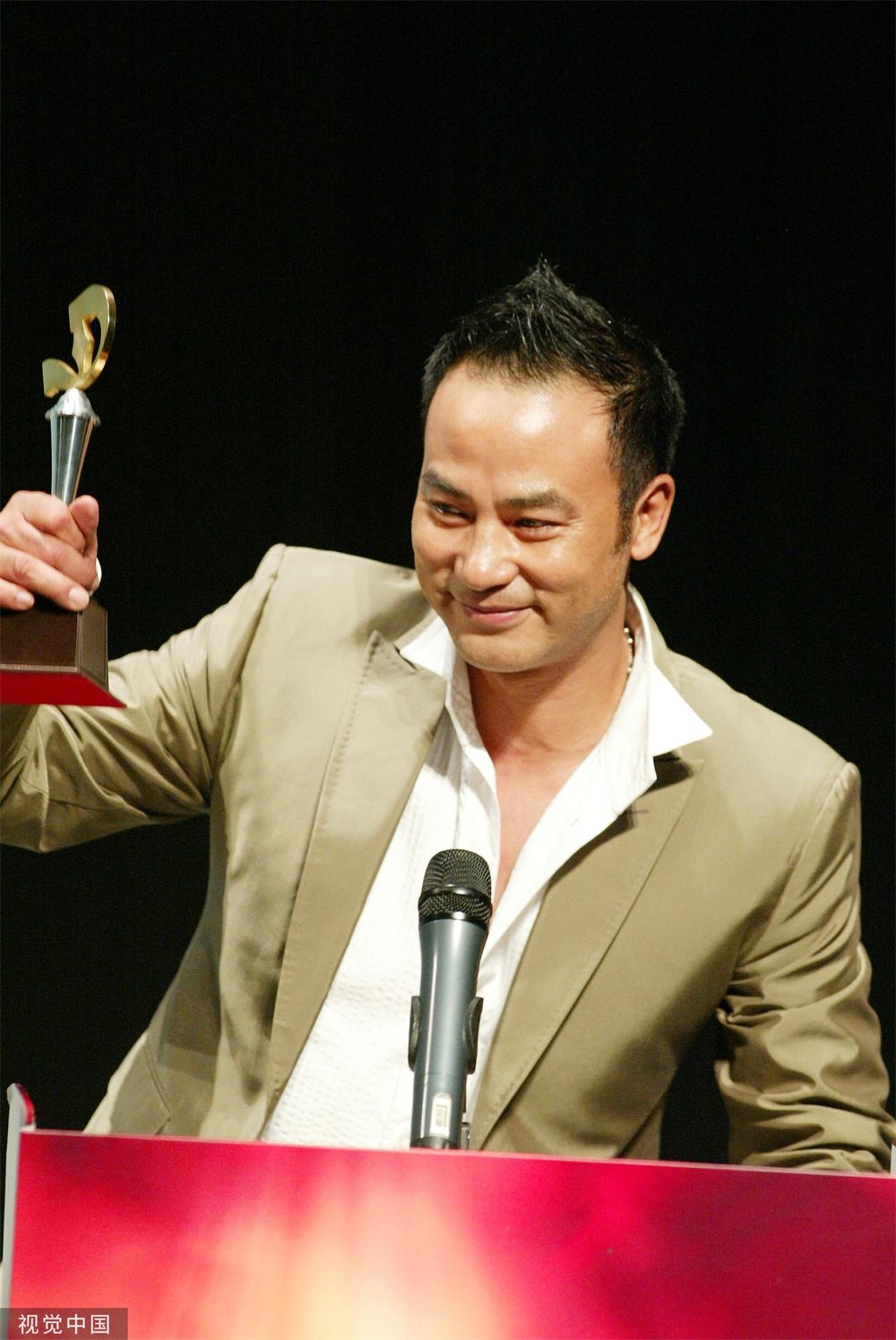 2004年3月28日,任达华凭借《ptu》获得第9届金紫荆奖最佳男主角奖.