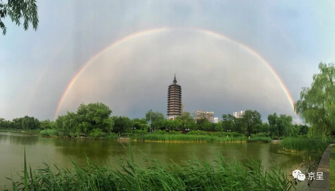 通州区西海子公园,彩虹笼罩燃灯塔.刘毅摄