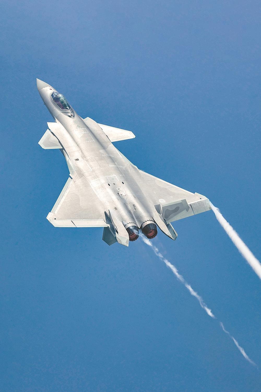 歼-20进行飞行展示