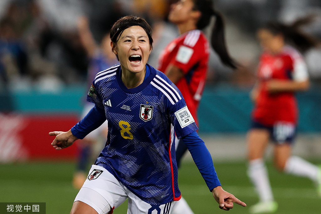 日本女足庆祝胜利.