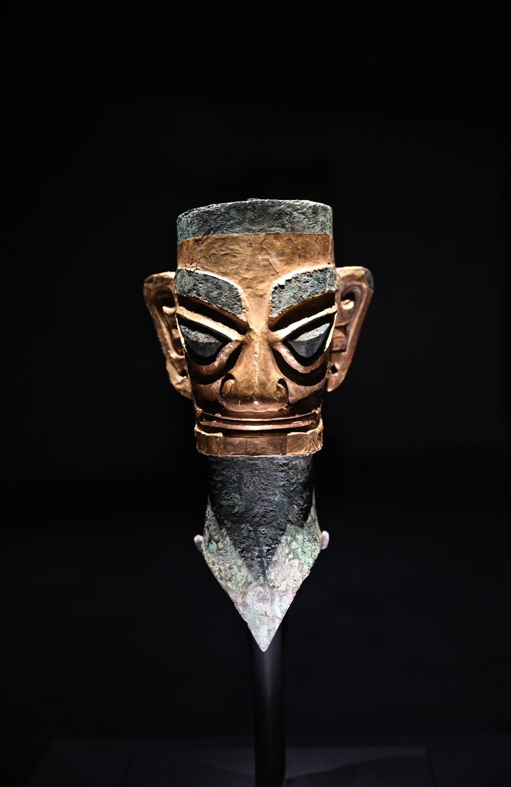 这是日前在三星堆博物馆新馆拍摄的戴金面罩青铜人头像.