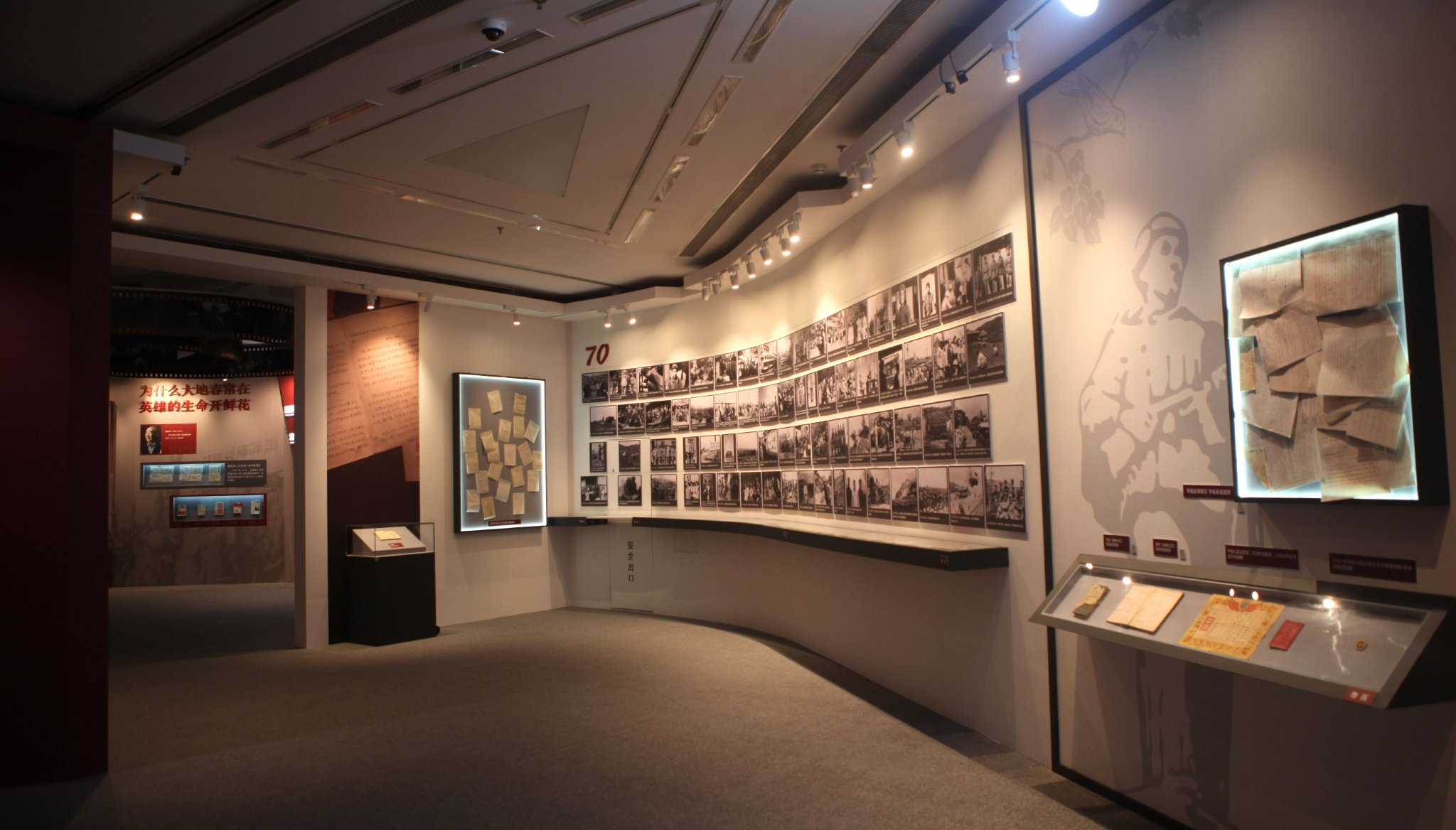 巨幅照片墙展览特别打造了"坑道实景战地书房",采用漆黑的坑道,凌乱的