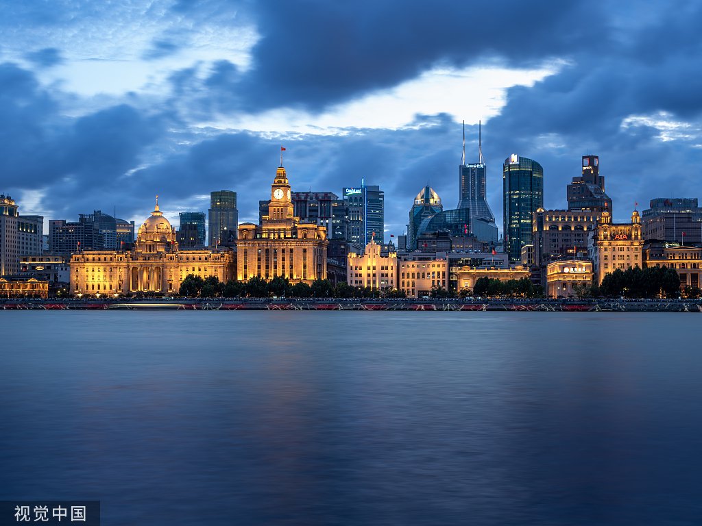 台风杜苏芮逼近,上海外滩上空云层翻涌.视觉中国 图