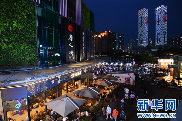 市民游客在贵阳市南明区花果园购物中心休闲消费.新华网发(赵松 摄)