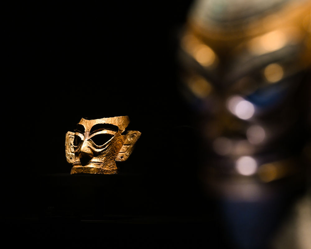 这是日前在三星堆博物馆新馆拍摄的金面具.新华社记者 王曦 摄