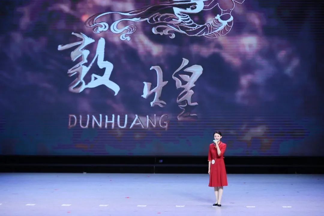 图为敦煌研究院讲解员韩文婷.