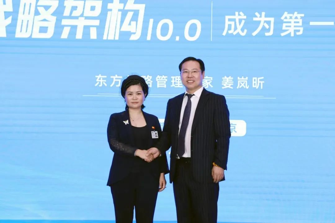 何立平(左一)与姜岚昕(右一)