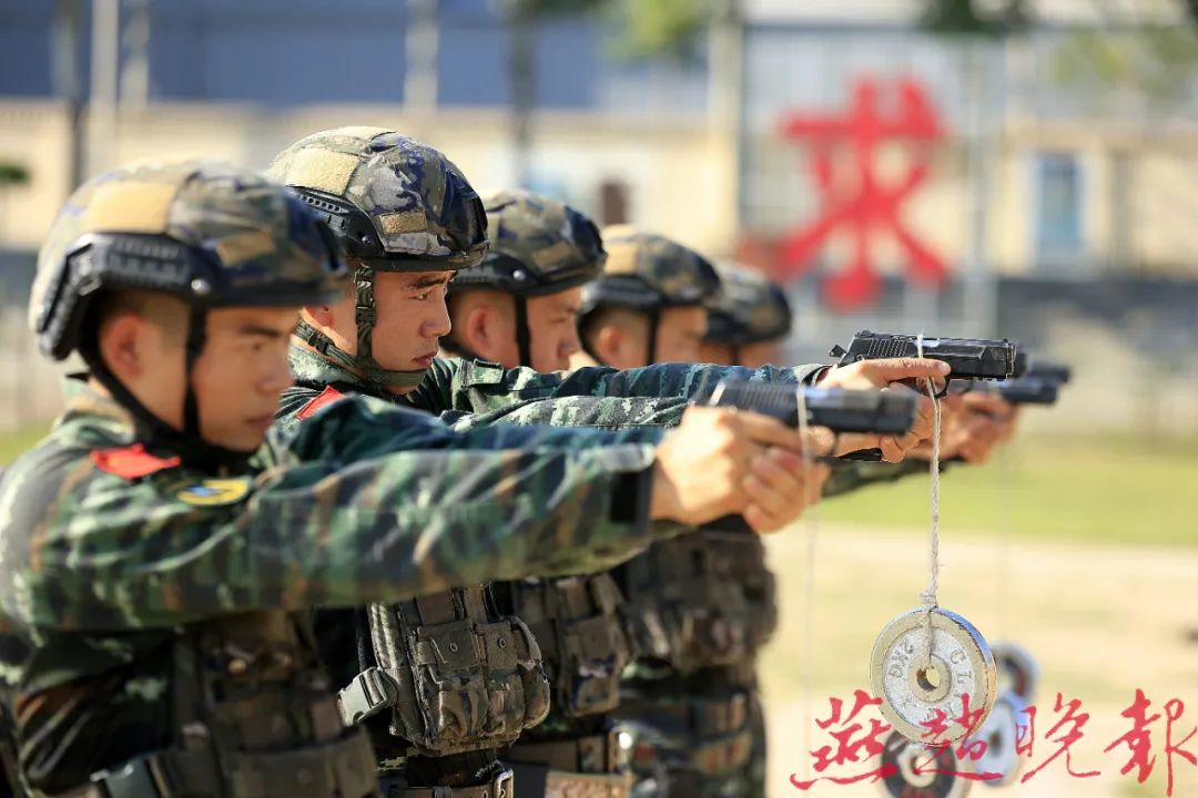 射击训练场上,官兵们为了提高据枪稳定性,把杠铃片挂在了枪上.