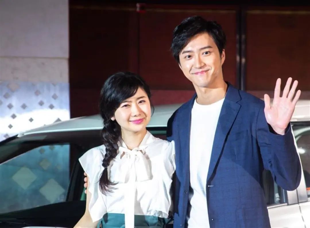 福原爱(左)与江宏杰资料图