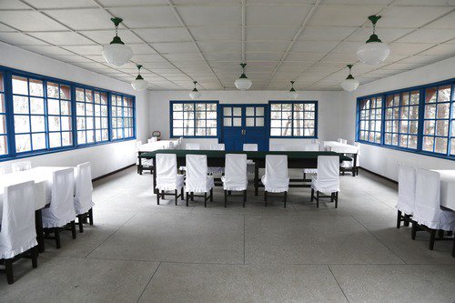 这是2019年3月5日在朝鲜板门店拍摄的朝鲜战争停战协定谈判会场陌景