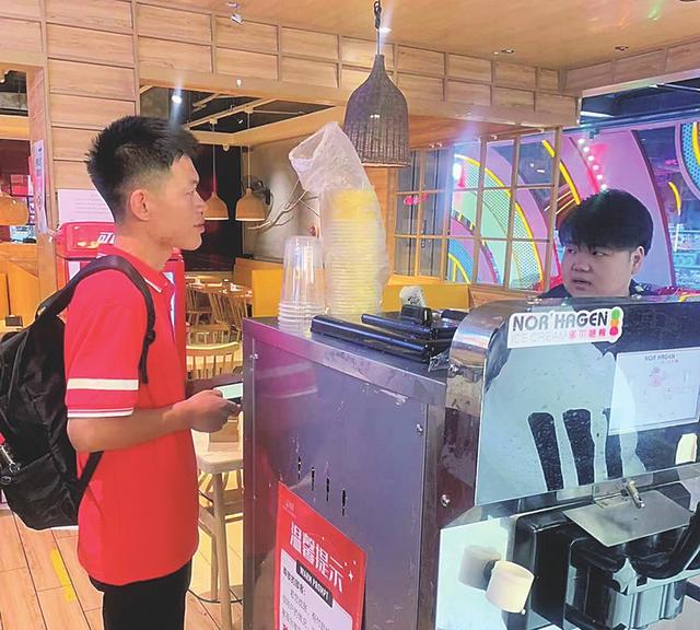 大学生利用暑期在某企业打工.本报记者张剑雯 实习生胡锦鑫摄