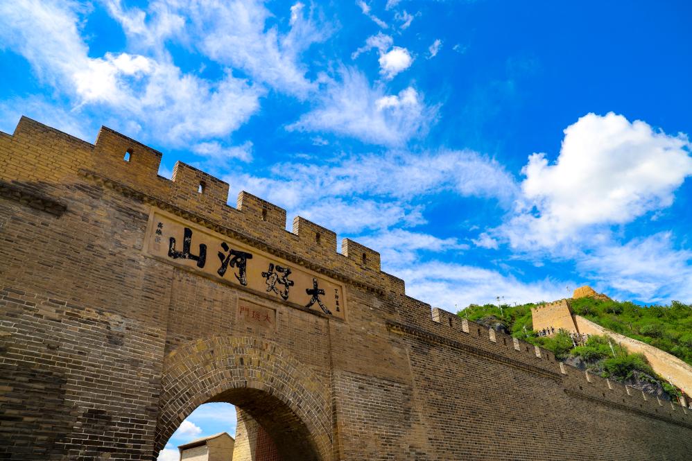 眼下,河北省张家口市迎来旅游旺季.特别是大境门景区,满是各地游客.