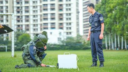 民警吴兴龙（右）对排爆手进行指导教学。 成都新都公安供图