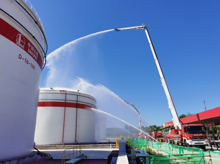 灭火机器人,举高喷射消防车齐上阵,油库消防演练丰台上演|救援_新浪